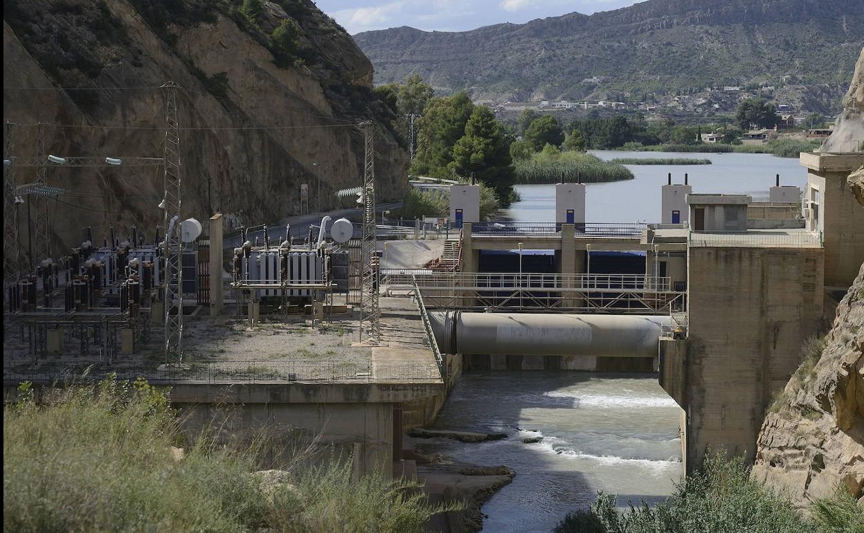 El Azud de Ojós, de donde parte las conducciones del Postrasvase hacia Lorca y Cartagena.