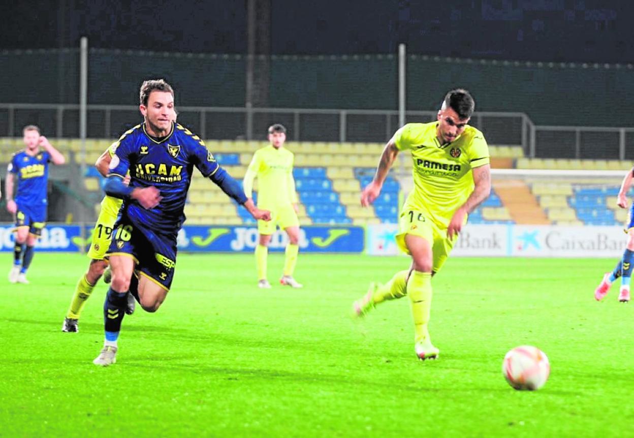 Chacartegui, a la izquierda, y Daniel Tasende corren tras el balón, anoche. 