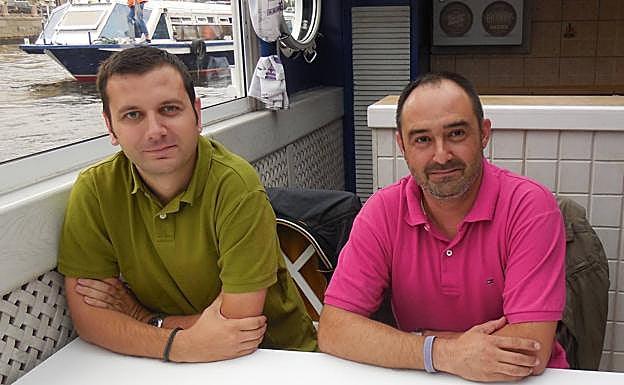 Los investigadores Stefan Stanciu, de la Universidad de Bucarest, y Juan Manuel Bueno, de la UMU. 