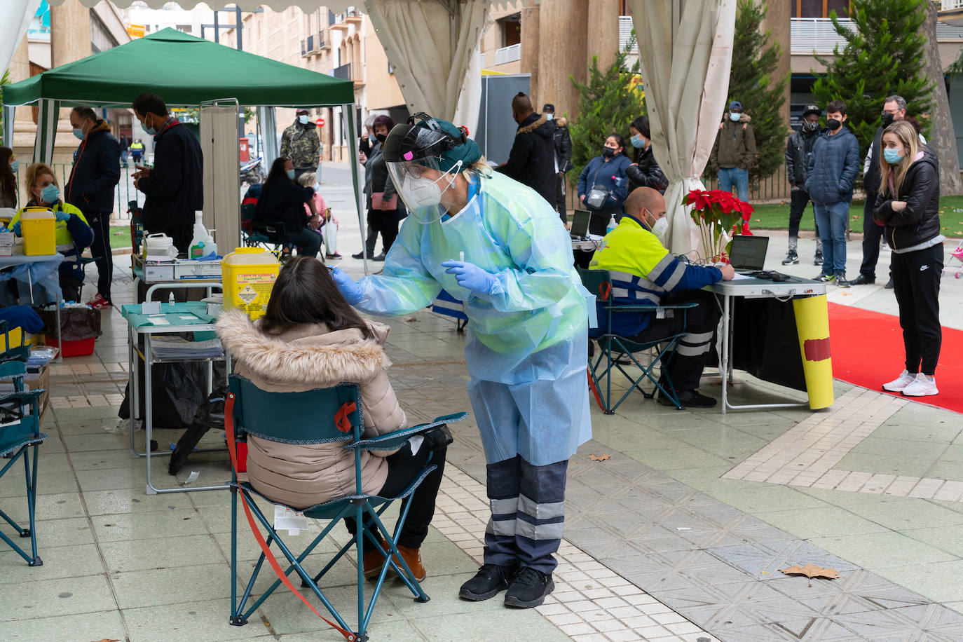 Fotos: Más de 350 vacunados en el punto móvil instalado en Lorca