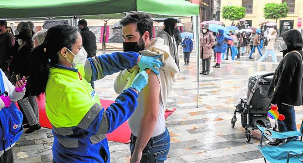 Largas colas en los puntos móviles de vacunación de Murcia y Cartagena