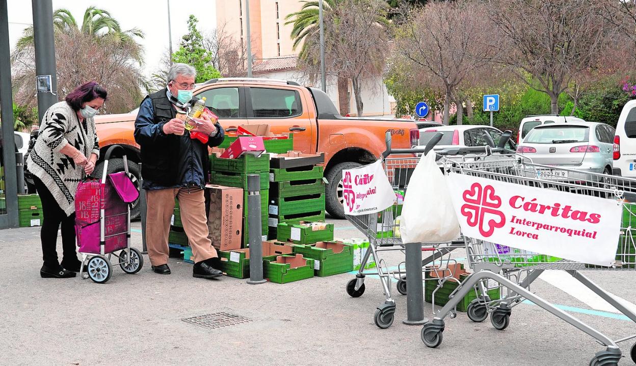Uno de los puestos de recogida de alimentos para Cáritas instalados a las puertas de una gran cadena de supermercados, ayer. 