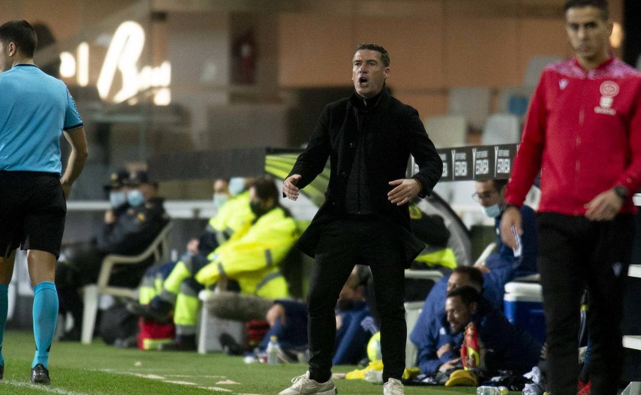 Carrión da instrucciones durante el partido. 