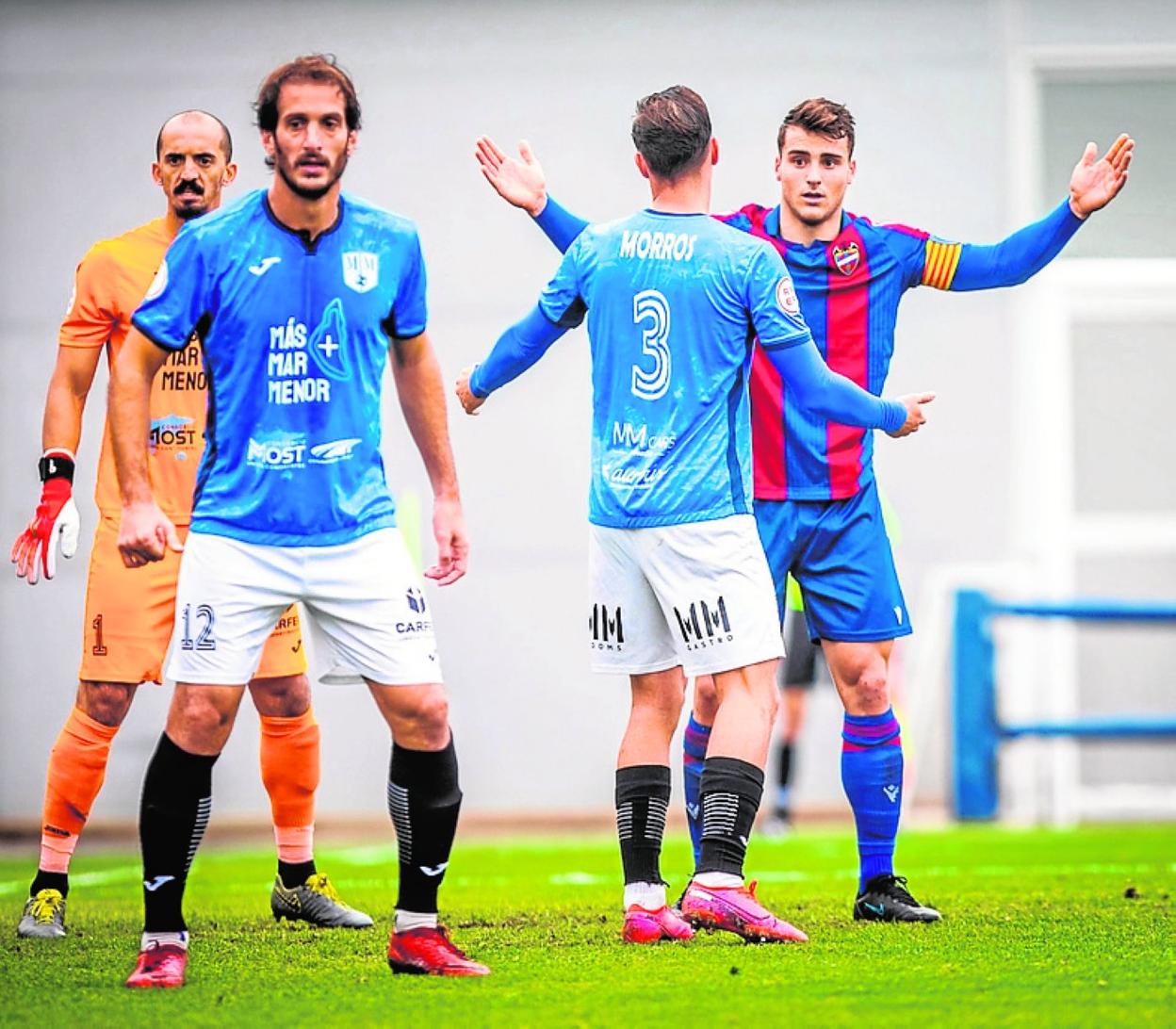 Morros discute con el capitán local Alcaina, mientras Fran Moreno y el meta Ackermann se preparan para defender un córner. 