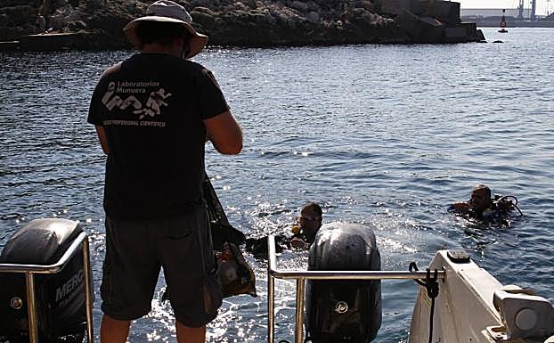Alberto Echeita y Juan D. Mora conversan en el agua con un compañero. 