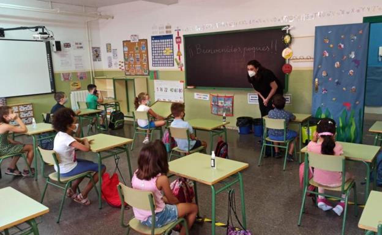 Alumnos con mascarilla en un aula en una foto de archivo. 