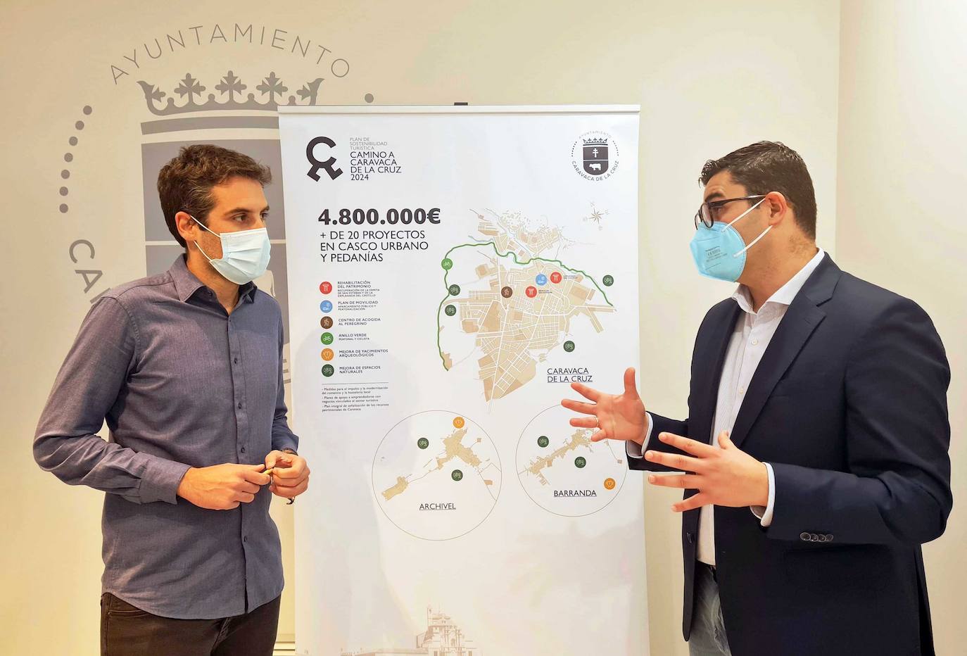 José Santiago Villa y José Carlos Gómez en la sala de prensa del Ayuntamiento de Caravaca. 