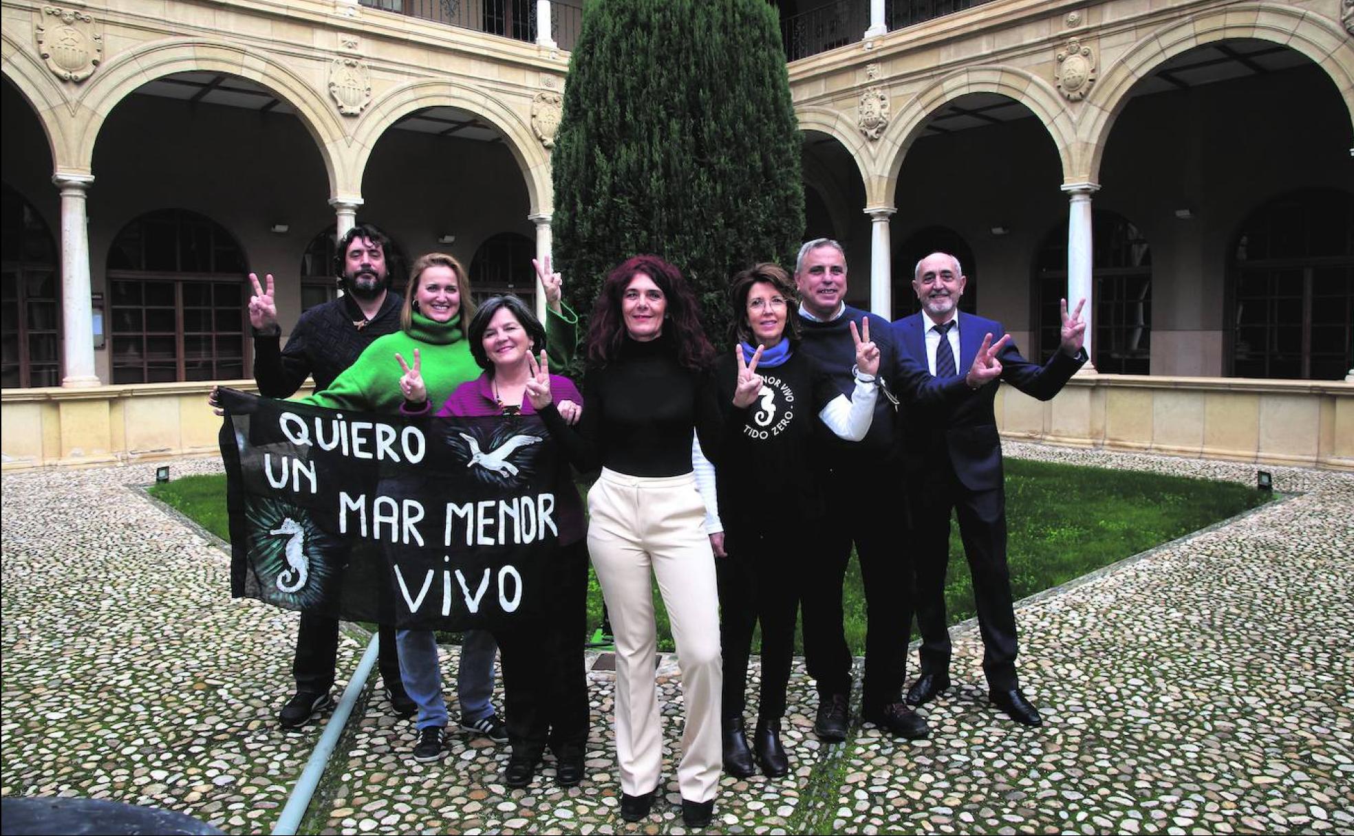 Eduardo Salazar, Ada García, María José Campillo, Teresa Vicente, Teresa Conesa, Pedro Macanás y Alfonso Manzano, en el claustro de la Facultad de Derecho de la UMU. 