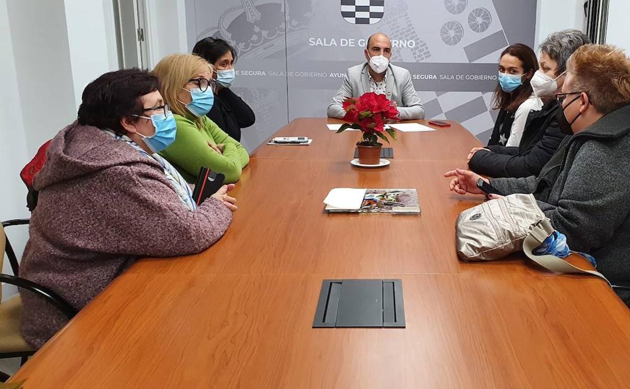 Representantes de la Asociación de Empleadas de Hogar de Murcia, este lunes, con el alcalde de Molina.