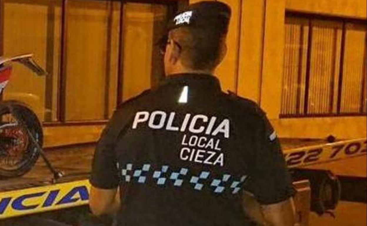 Un agente de la Policía Local de Cieza, en una imagen de archivo.