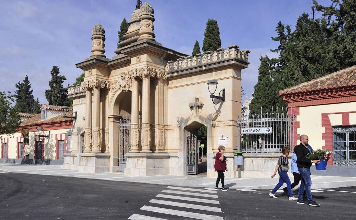 Puerta del cementerio de Nuestro Padre Jesús, obra del arquitecto Pedro Cerdán. 