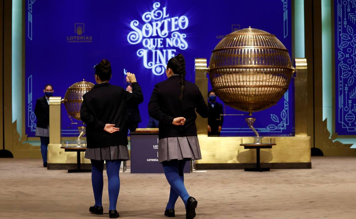 Los niños del Colegio de San Ildefonso tras cantar un premio.