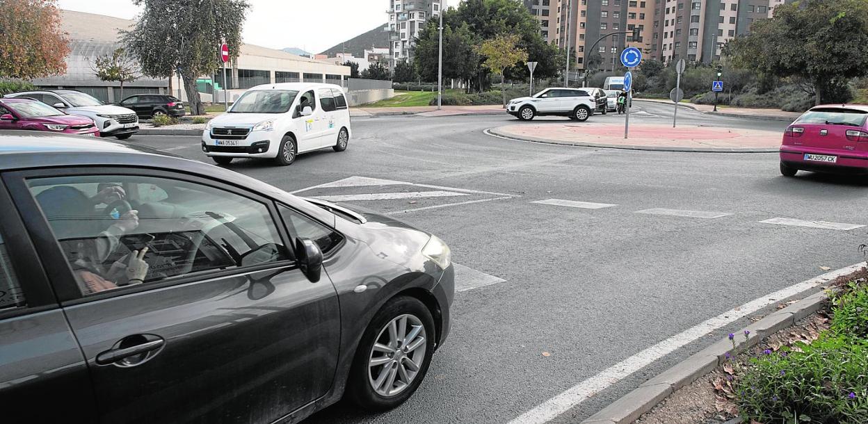 Tráfico en hora punta en la rotonda que regula el cruce de la Avenida de Sebastián Feringán con la carretera RM-332, ayer. 