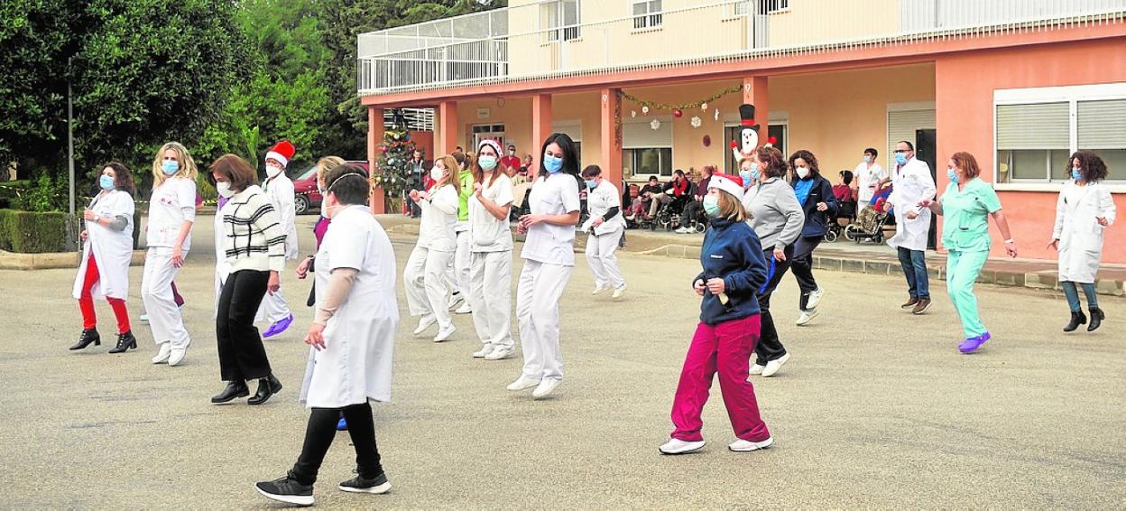 Un momento del baile organizado por el centro de discapacitados de El Palmar. 