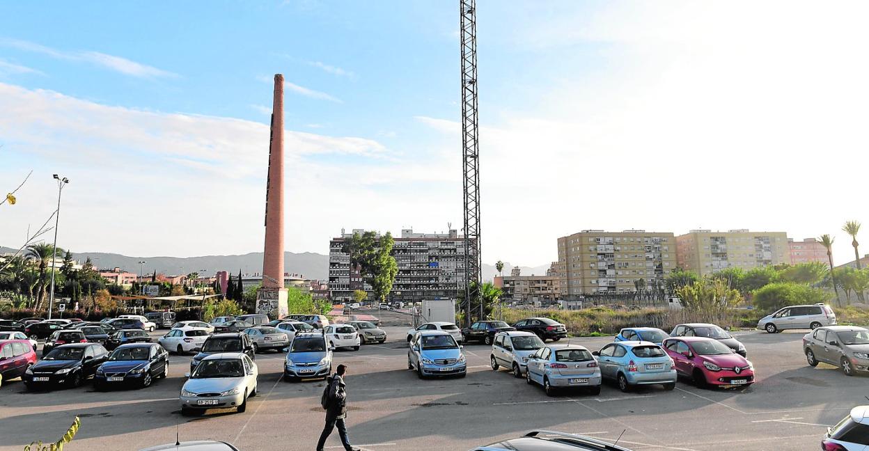 La emblemática chimenea de la antigua fábrica de conservas La Molinera será un eje central en el proyecto de parque metropolitano, pero desaparece el parking disuasorio. 