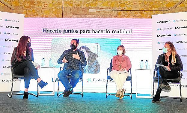 La periodista Lydia Martín charla durante la mesa redonda con Abraham Ruiz, Amparo Sánchez y Ana Belén Marco, ayer. 