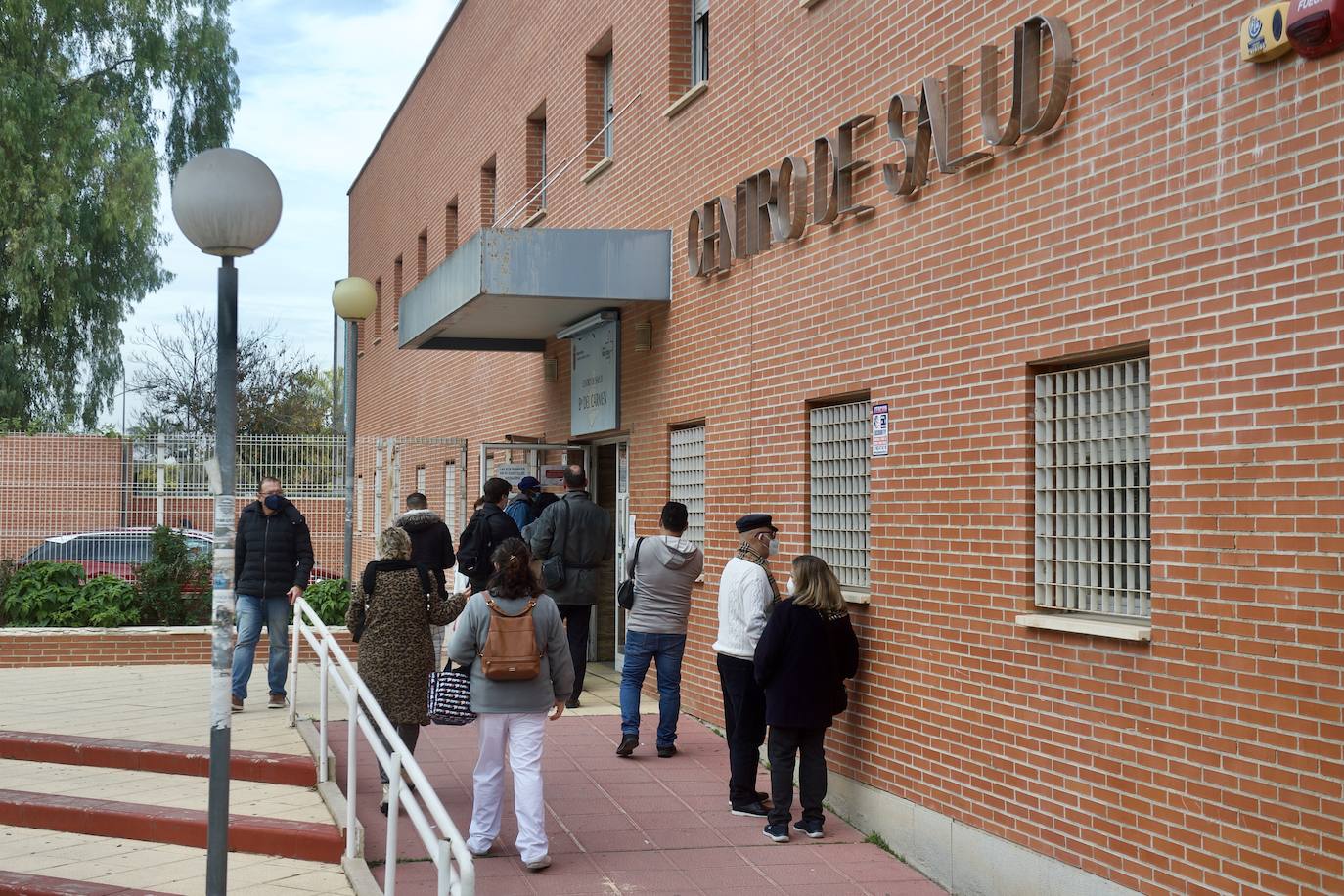 Fotos: Colas en los centros de salud de Murcia
