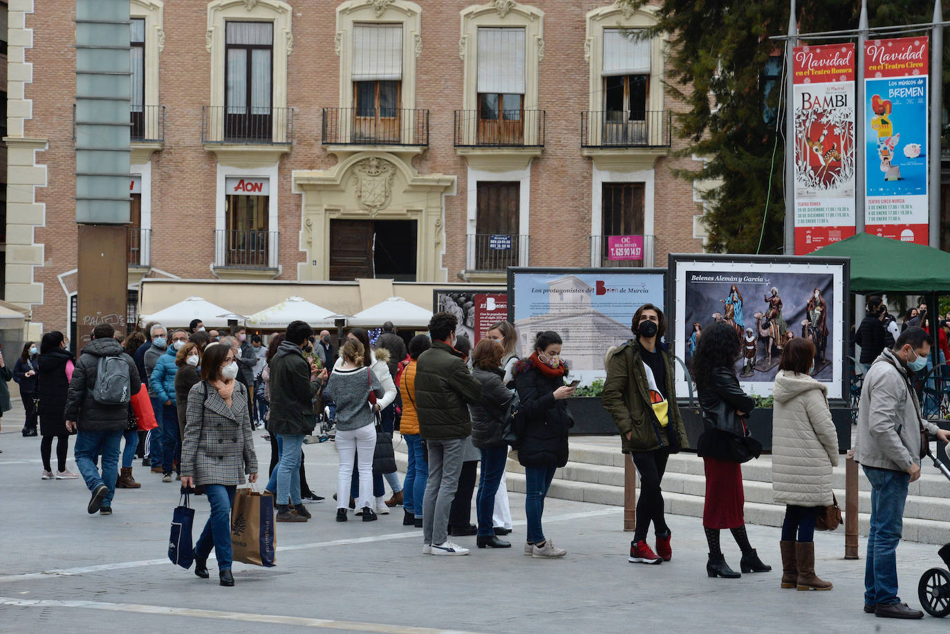 Fotos: Largas colas en la plaza Julián Romea de Murcia para someterse a un test de antígenos