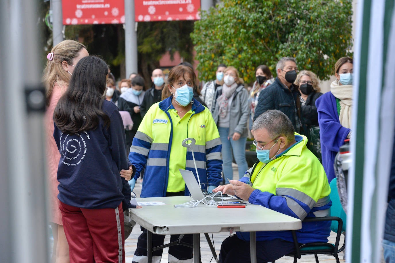 Fotos: Largas colas en la plaza Julián Romea de Murcia para someterse a un test de antígenos