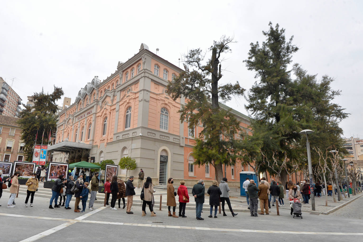 Fotos: Largas colas en la plaza Julián Romea de Murcia para someterse a un test de antígenos