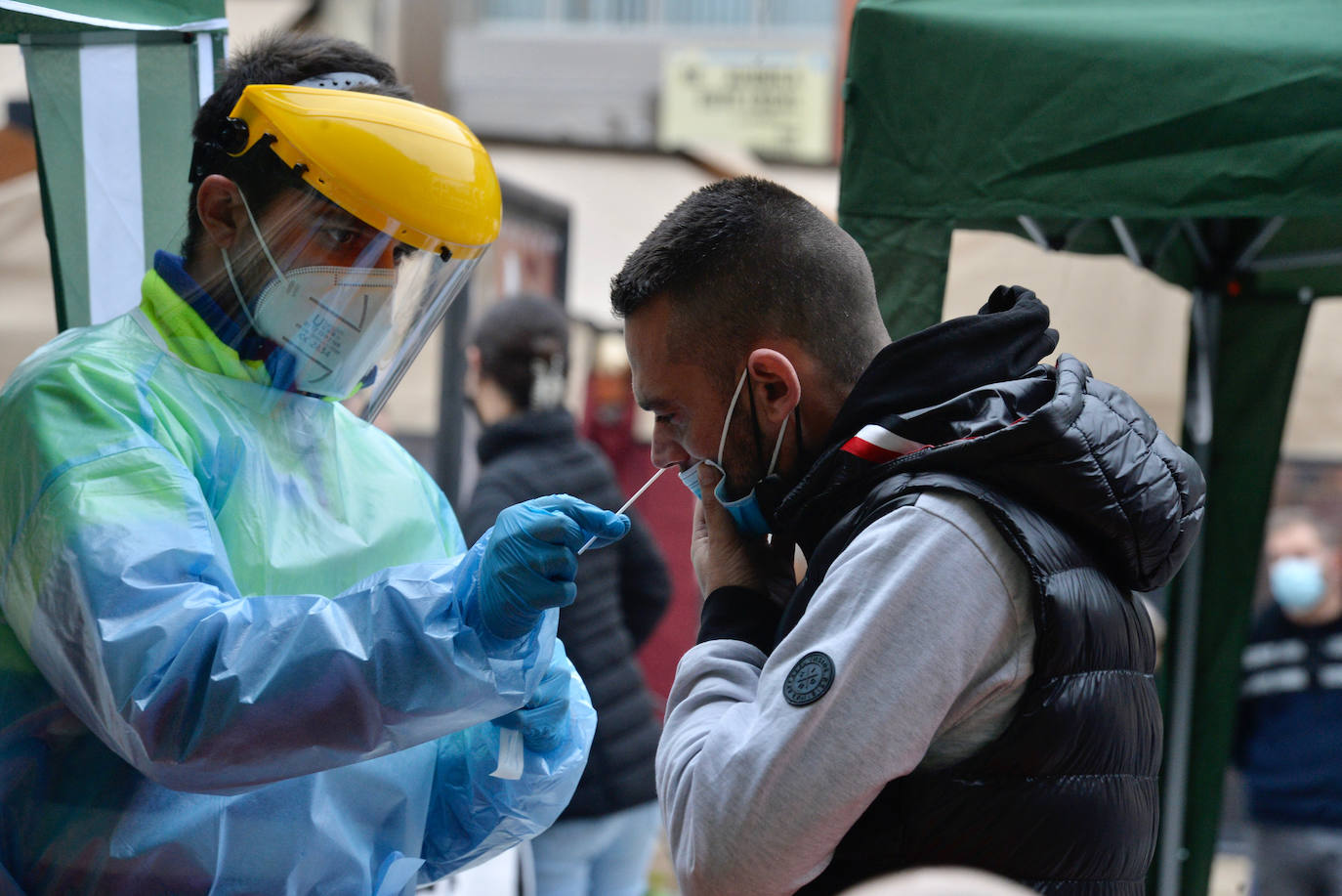 Fotos: Largas colas en la plaza Julián Romea de Murcia para someterse a un test de antígenos