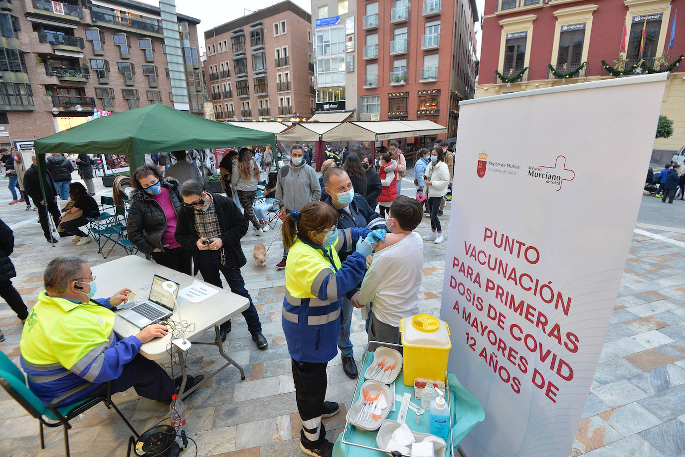 Fotos: Largas colas en la plaza Julián Romea de Murcia para someterse a un test de antígenos