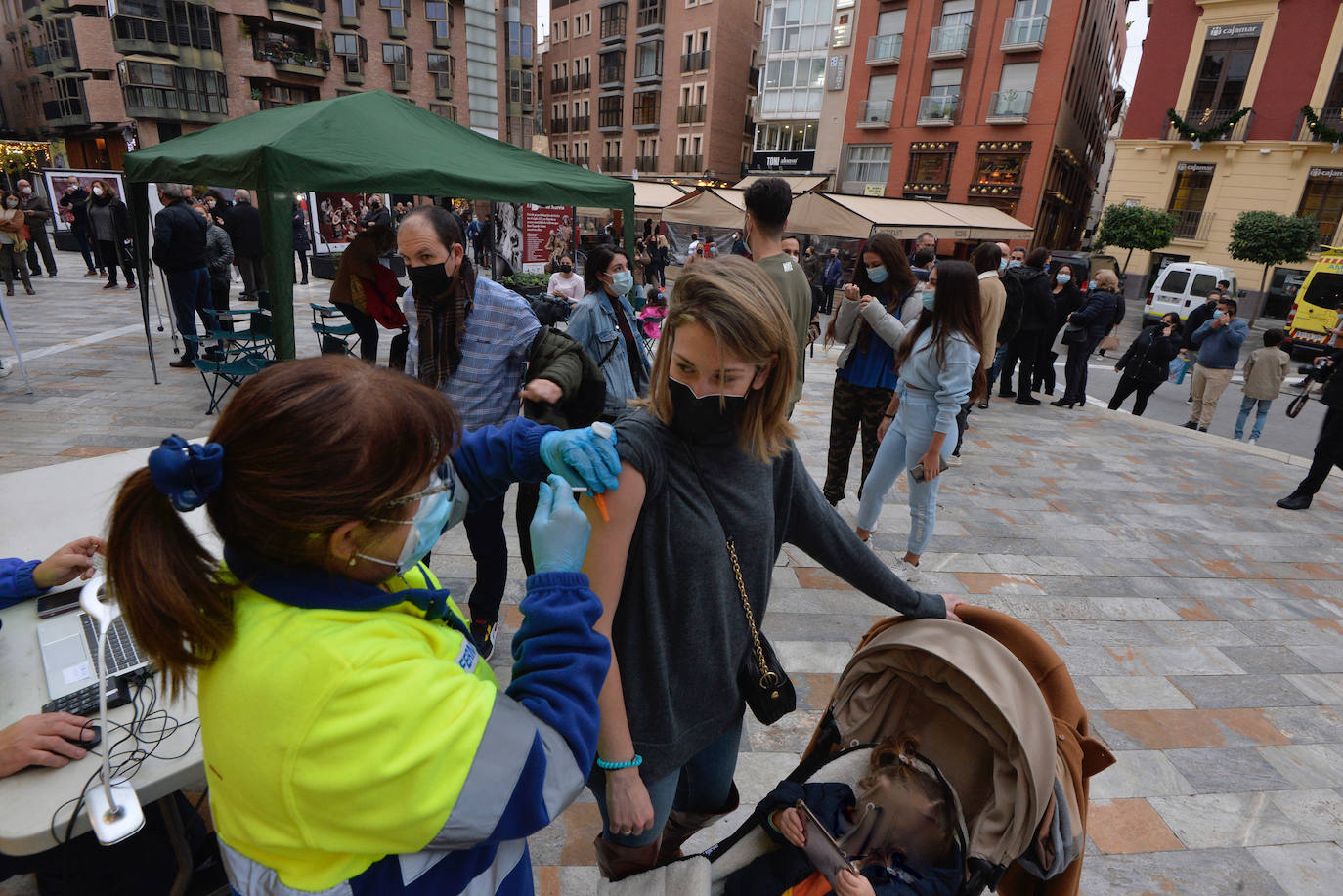 Fotos: Largas colas en la plaza Julián Romea de Murcia para someterse a un test de antígenos