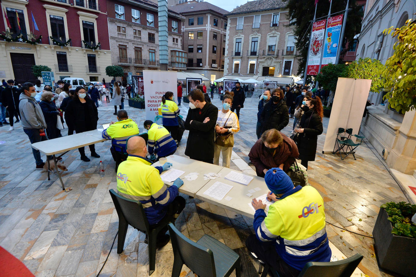 Fotos: Largas colas en la plaza Julián Romea de Murcia para someterse a un test de antígenos