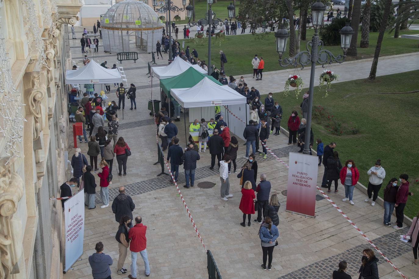 Fotos: Colas en Cartagena para hacerse un test de antígenos antes de Nochebuena