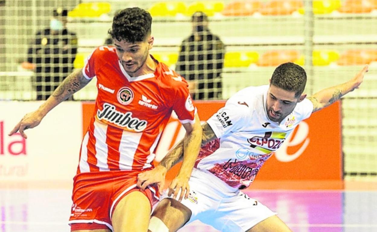 Luçao y Felipe Valerio, en el derbi de hace un año.