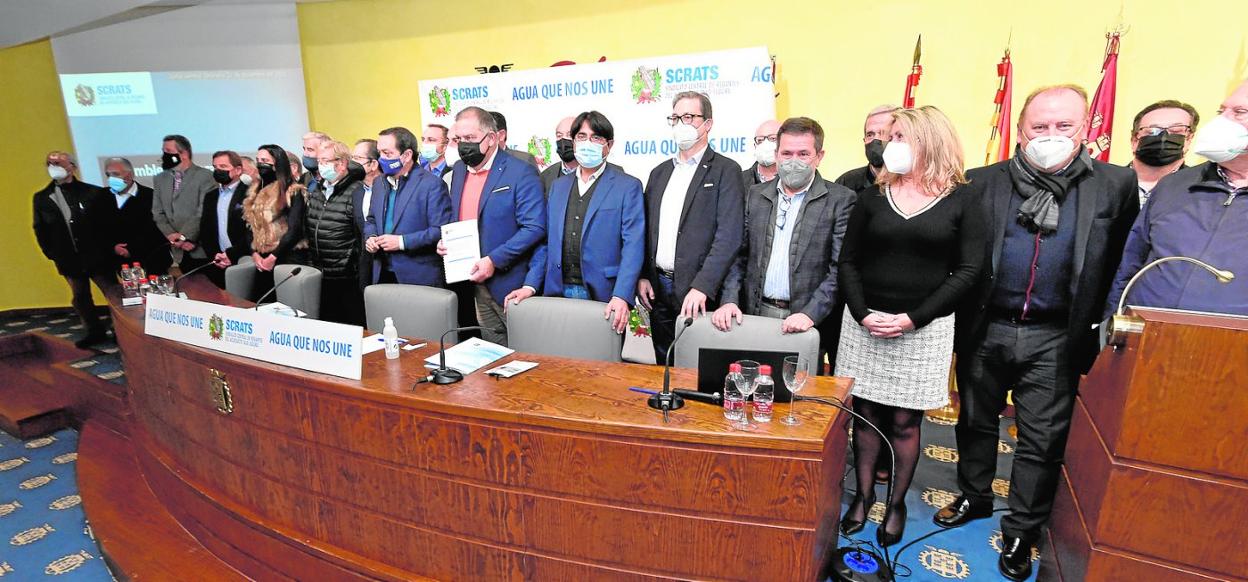 Los directivos del Scrats y los representantes sindicales y empresariales de las tres provincias, ayer en la Cámara de Comercio de Murcia. 