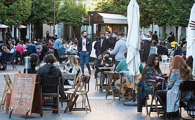 Los hosteleros advierten de que los jóvenes «cambiarán el ocio controlado por botellones y fiestas ilegales»