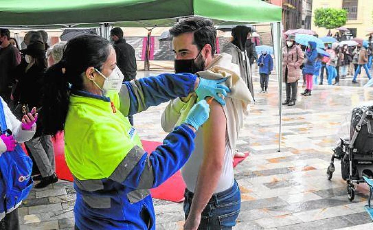 Una enfermera administra una vacuna en un punto móvil en Murcia, en una imagen de archivo. 