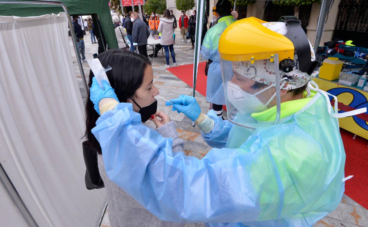 Un sanitario realiza una prueba de antígenos este jueves en Murcia. 