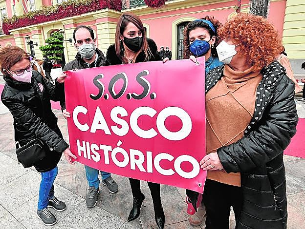 Varios de los manifestantes muestran una pancarta de la plataforma SOS Casco Histórico. 