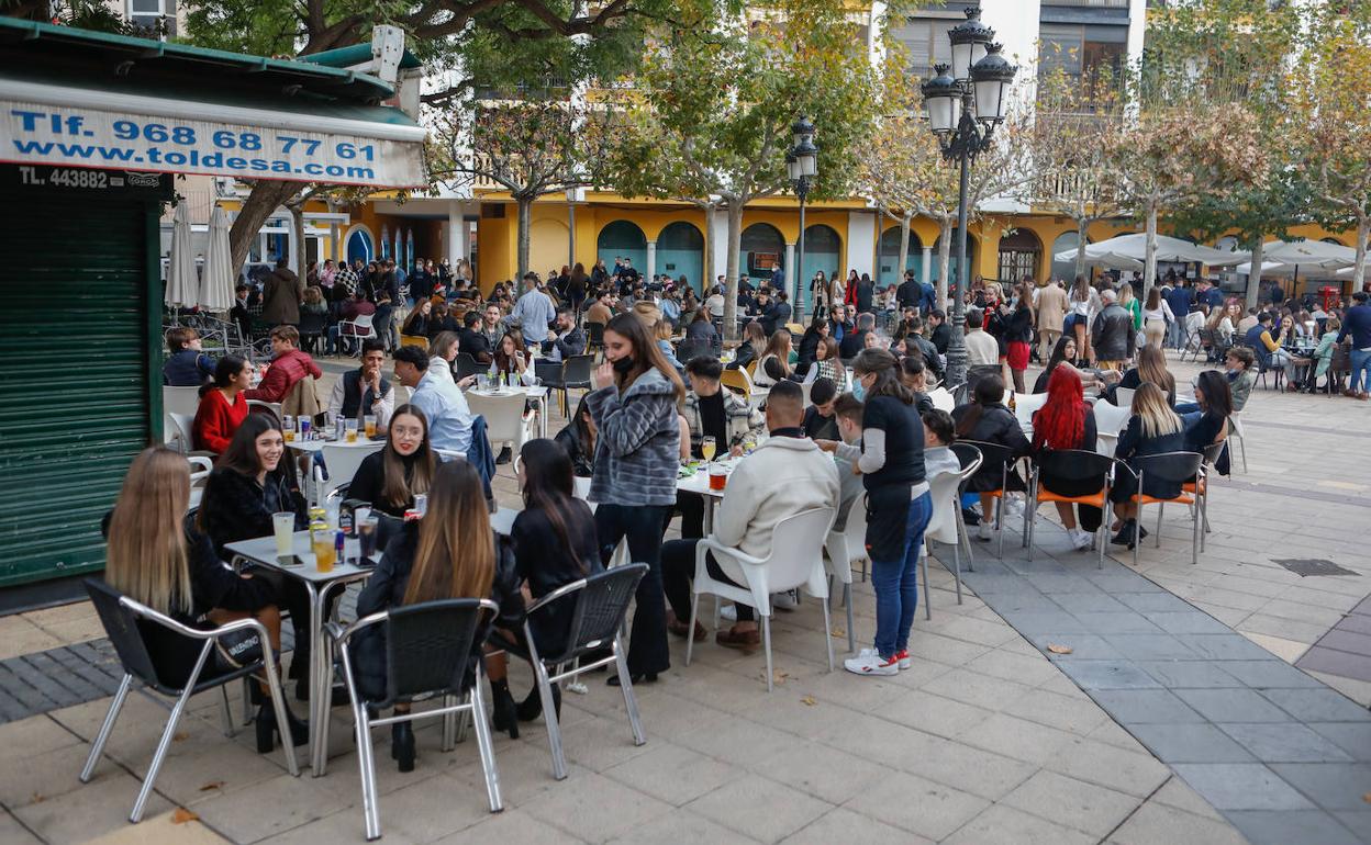 Tardeo en Lorca durante la jornada de Nochebuena, este viernes.