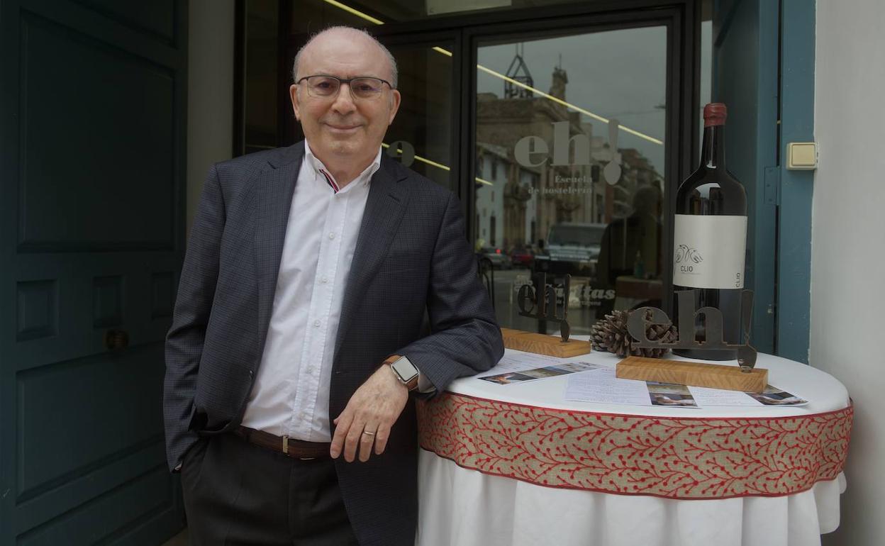 El director de Cáritas Región de Murcia, José Antonio Planes Valero, en la puerta de la Escuela de Hostelería, en Murcia. 