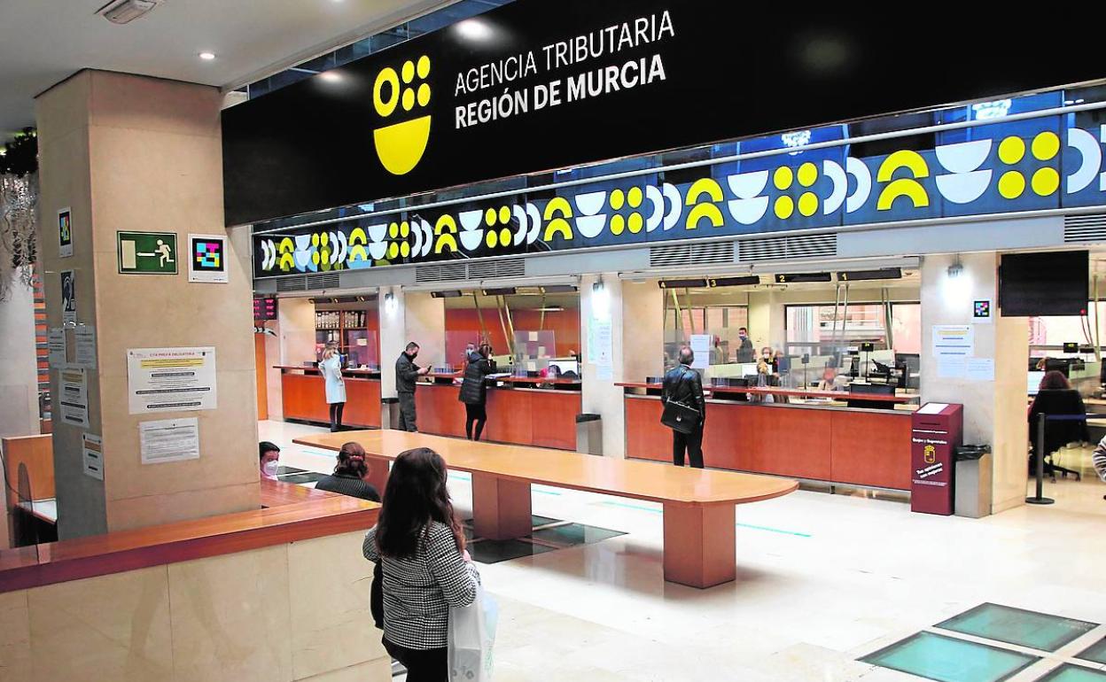 Dependencias de la Agencia Tributaria de la Región, en la avenida Teniente Flomesta, en Murcia. 