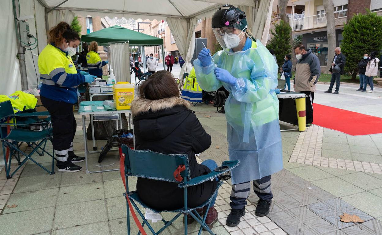Una sanitaria recoge muestras para realizar un test de antígenos en una unidad móvil de Lorca.