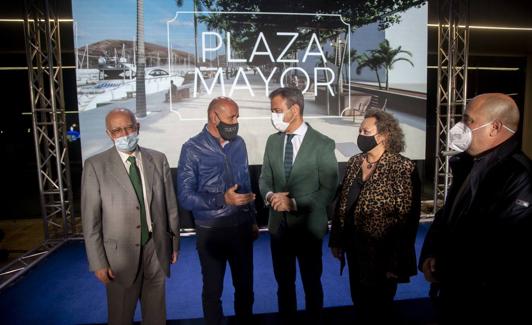 El director general de Estrella de Levante, Pedro Marín, Alfonso Torres, Marcos Ortuño, Yolanda Muñoz y el presidente de la Cámara, Miguel Martínez. 