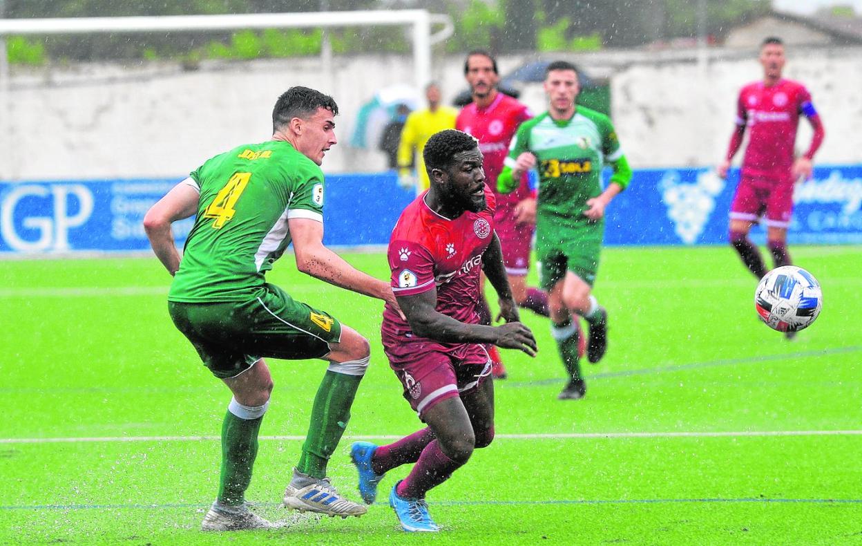 Royston Drenthe, en un partido entre el Racing Murcia y Los Garres jugado el pasado mes de mayo. 