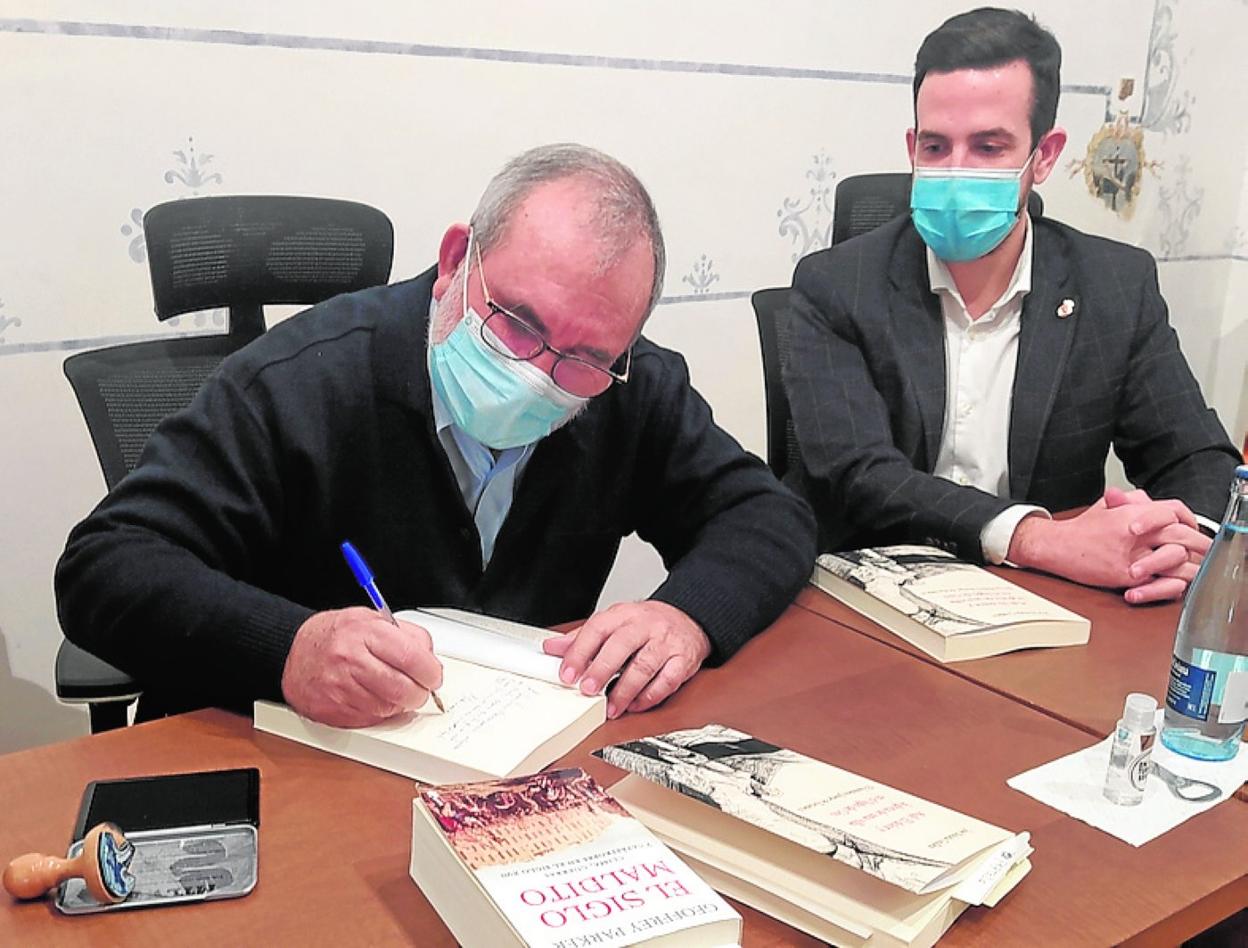 Pepe 'El archivero' firma libros junto al edil Diego Boluda, en Mula. 