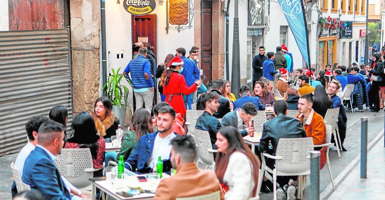 Calle Álamo, cortada al tráfico durante la 'tardebuena' y repleta de clientes en las terrazas habilitadas por los hosteleros. 