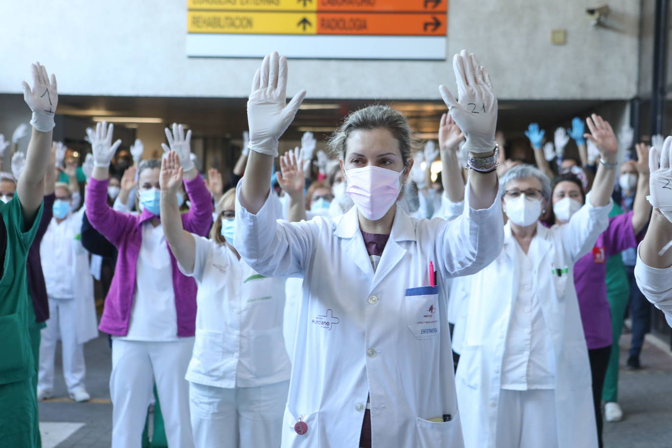 01/02/2021. Protestas por los retrasos en la vacunación para los profesionales sanitarios. Decenas de profesionales sanitarios del hospital Rafael Méndez de Lorca (en la imagen) y otros centros de la Región se manifiestan a las puertas de sus centros de trabajo para reclamar mayor agilidad y transparencia en la vacunación y para protestar por el retraso de sus ‘pinchazos’. | JAIME INSA