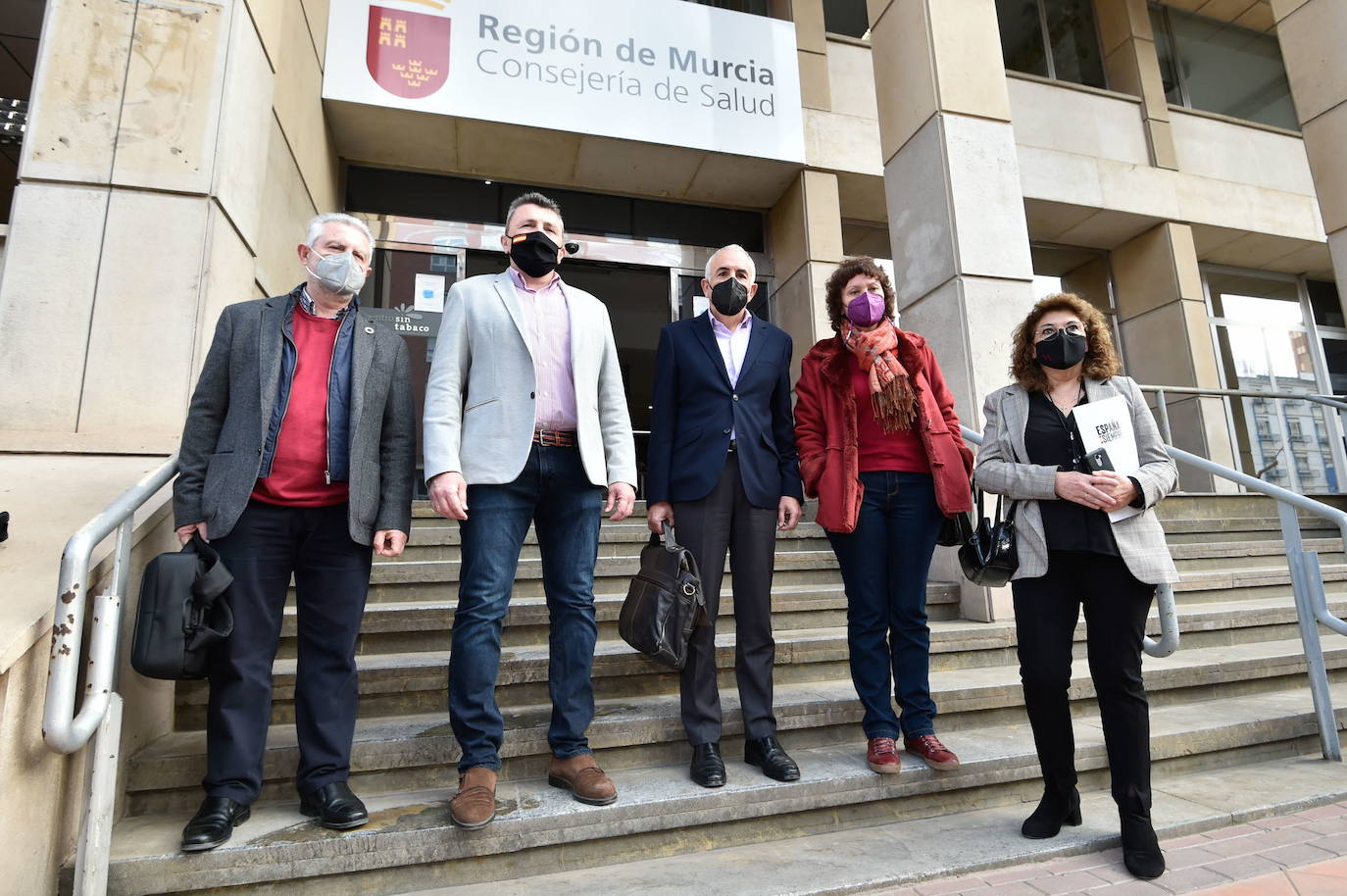 12/02/2021. Acceso a las listas de inmunizados para confirmar ‘pinchazos’ irregulares. José Antonio Peñalver (PSOE), Pascual Salvador (Vox), Alfonso Martínez (PSOE), María Marín (Podemos ) y Mabel Campuzano (Vox) visitan la Consejería de Salud para acceder a las listas de vacunados y confirmar las posibles irregularidades en el proceso. Los diputados, no obstante, lamentaron «trabas» a la hora de consultar los datos. | JAVIER CARRIÓN 