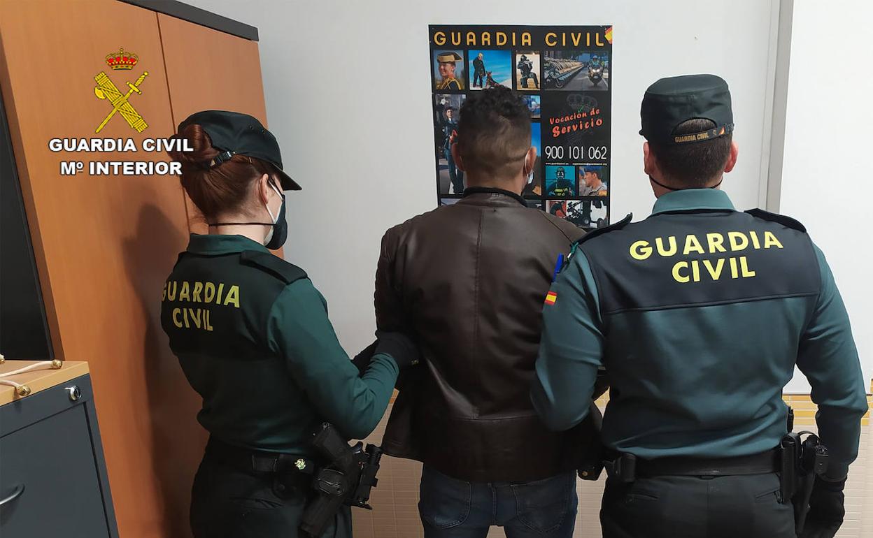 Dos agentes de la Guardia Civil, junto con el detenido.