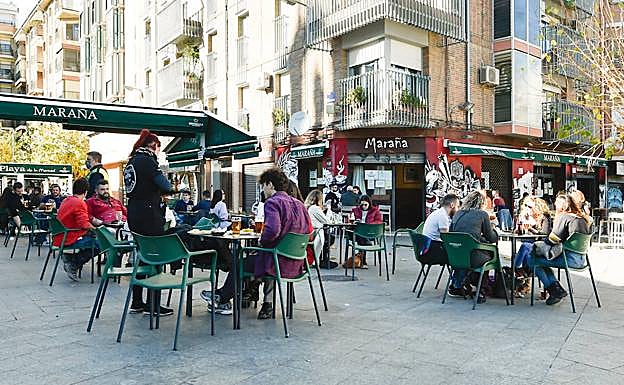 Jóvenes en una terraza en la plaza de la Merced de Murcia, este martes.