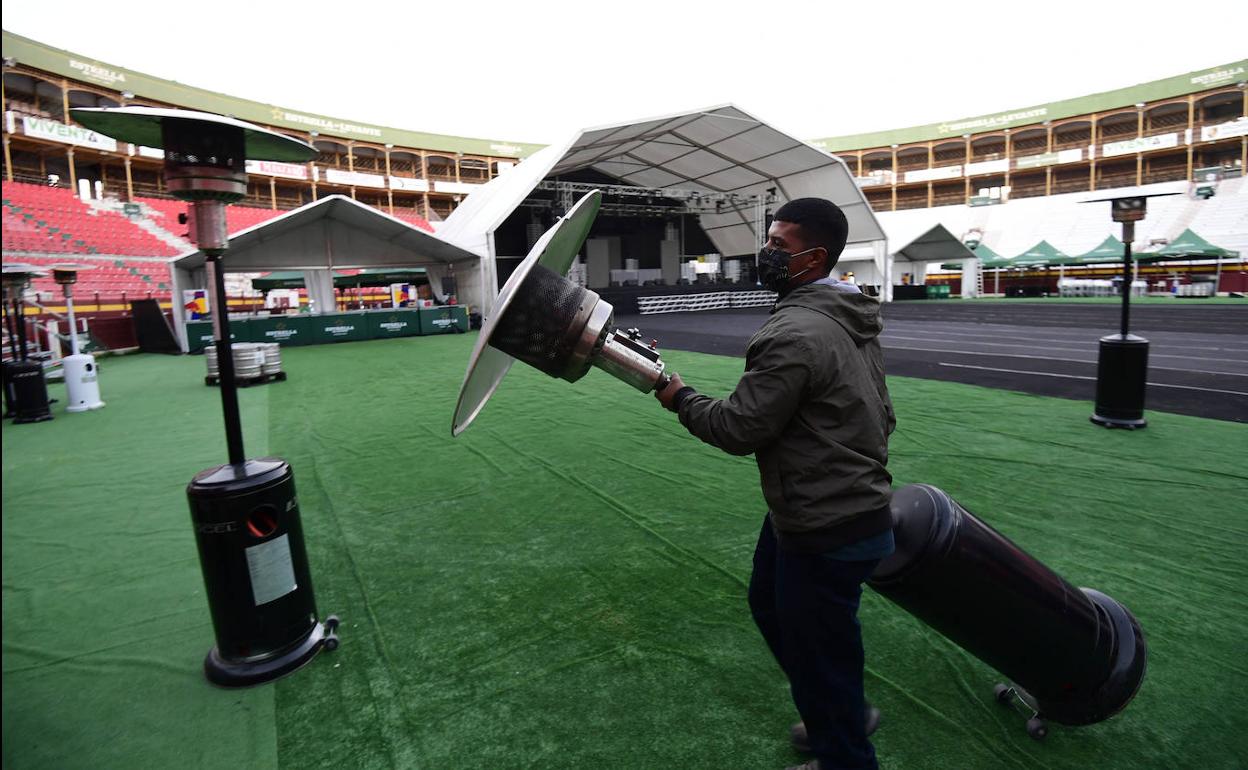 Preparativos en la Plaza de Toros de Murcia para la fiesta de Nochevieja por la tarde. 