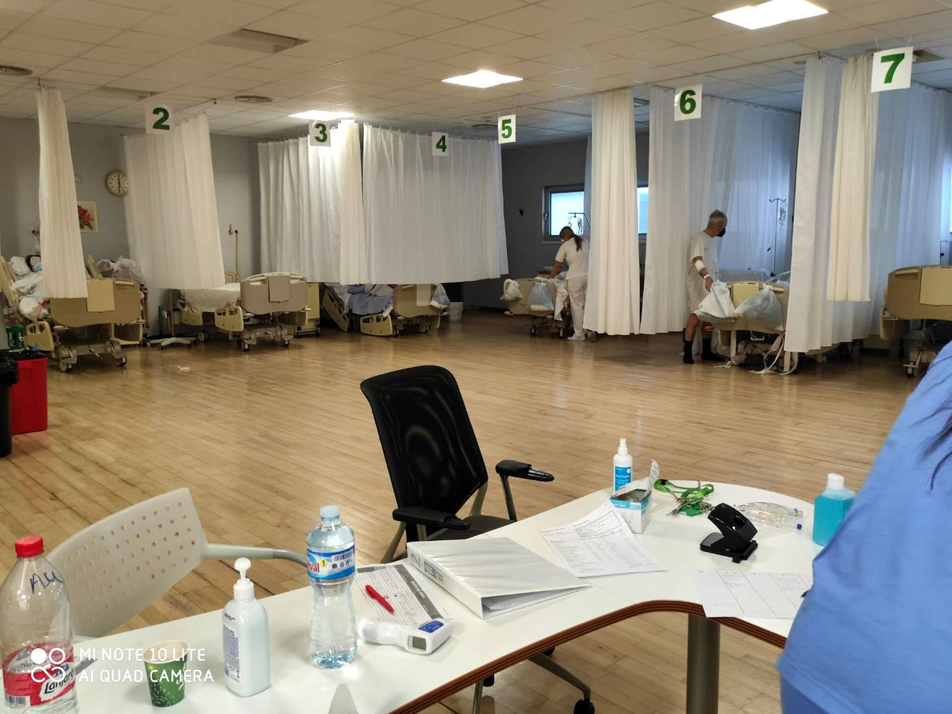 21/021/2021. Riesgo de colapso en varios hospitales al llegar a mil ingresos. La Región vive los momentos más críticos de la cuarta ola de la pandemia tras las fiestas navideñas con un incremento notable de la presión asistencial que pone en jaque a varios hospitales. La Arrixaca tiene 25 camas en los despachos de Personal y el Reina Sofía se ve obligado a ‘colonizar’ el gimnasio, como se aprecia en la imagen. | SMS