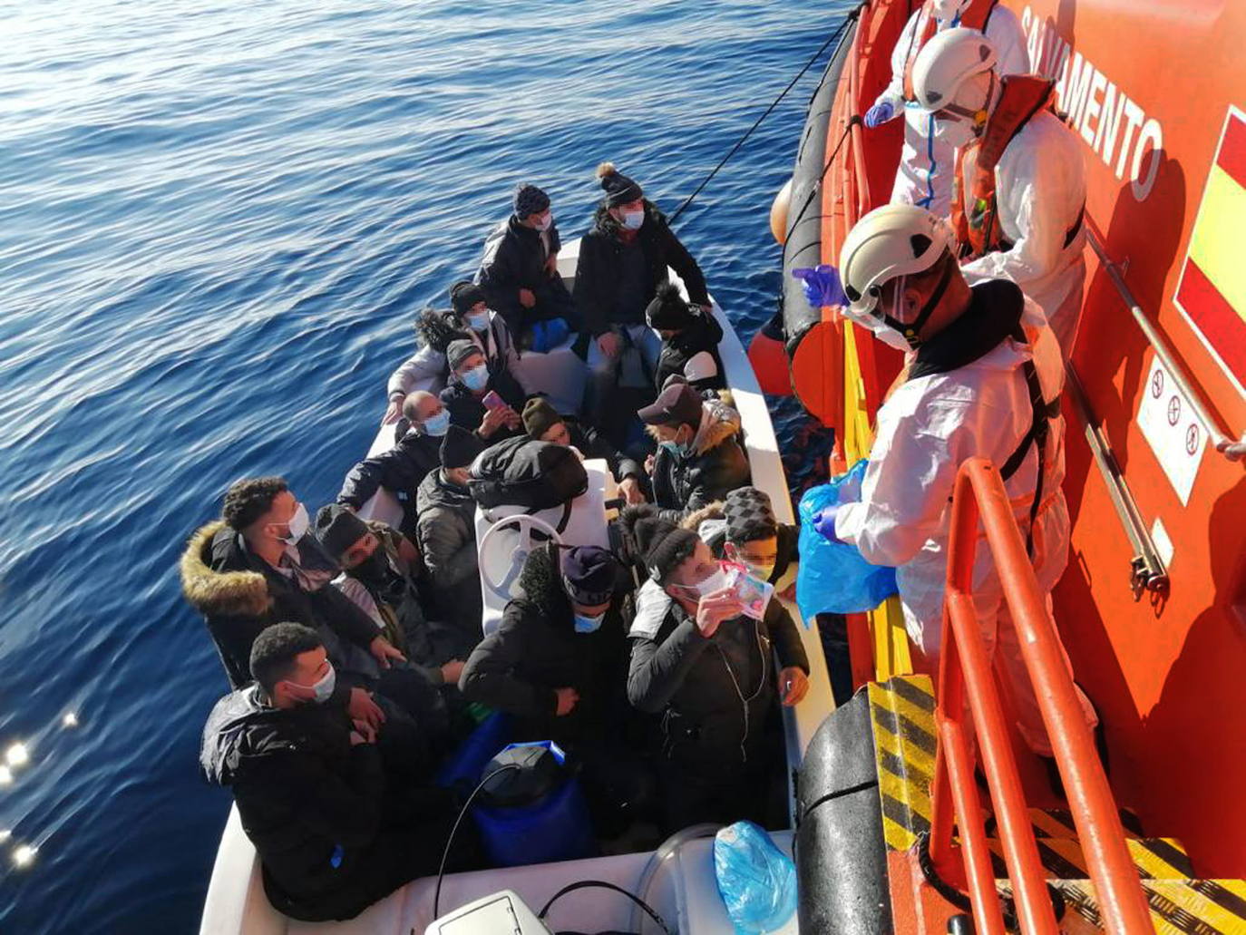 28/03/2021. La esperanza de hallar vivos a los migrantes que naufragaron en Mazarrón se pierde tras dos días de búsqueda. 